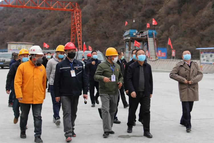 四川省副省長(zhǎng)、黨組成員楊洪波在九綿高速LJ9項(xiàng)目調(diào)研疫情防控和復(fù)工復(fù)產(chǎn)情況