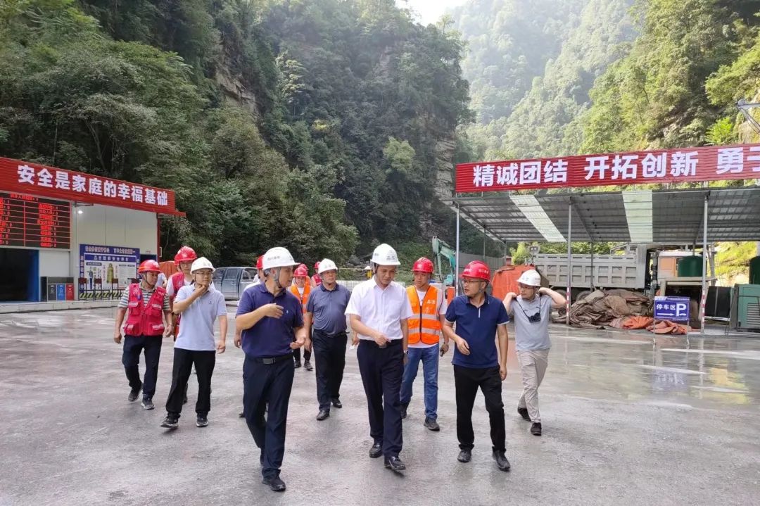 四川路橋黨委委員、紀(jì)委書(shū)記朱年紅赴宜金高速公路XJ6項(xiàng)目檢查指導(dǎo)工作
