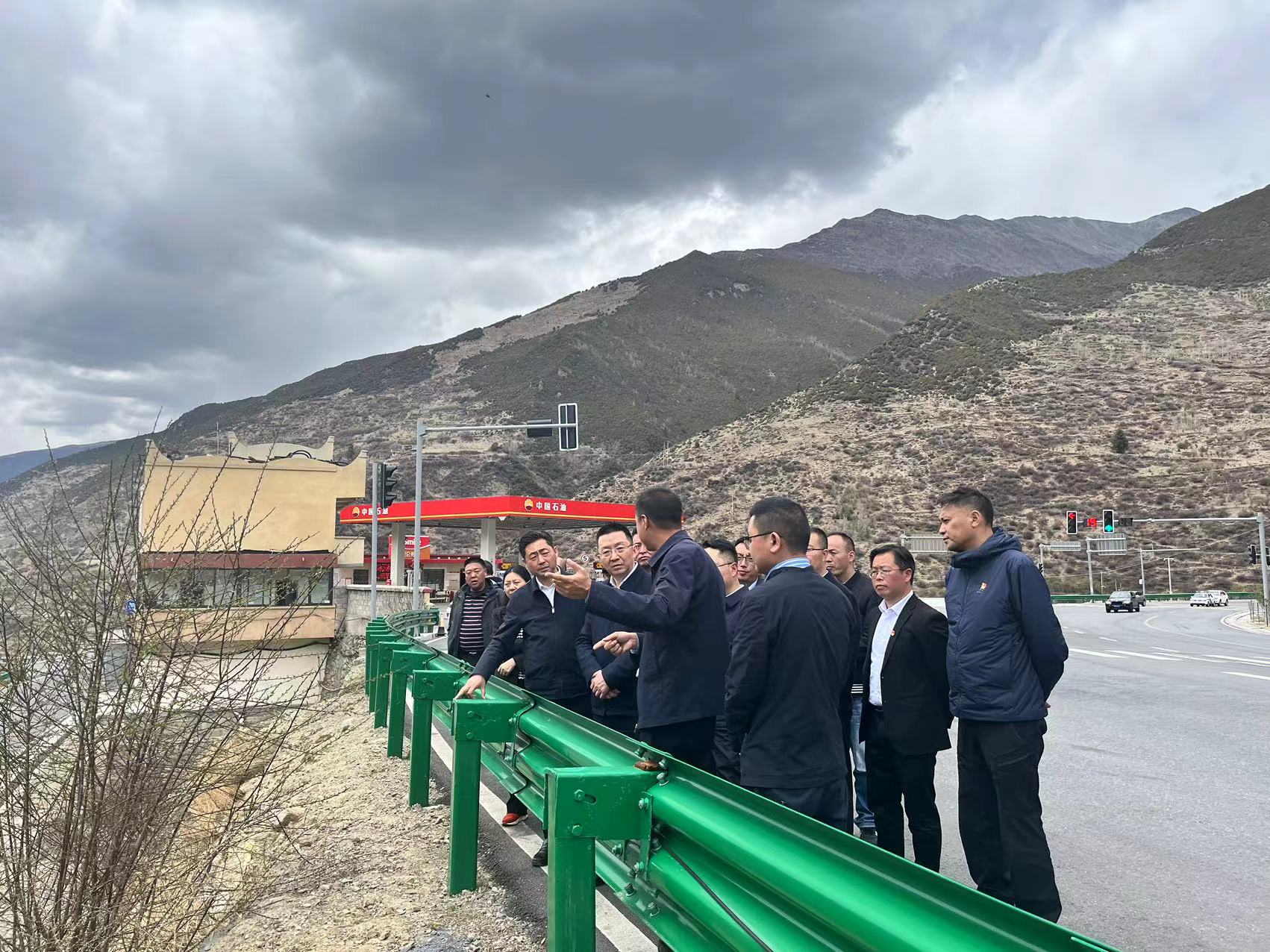 阿壩州委常委、州紀(jì)委書記、監(jiān)委主任袁震到都四山地軌道交通項(xiàng)目DSZH標(biāo)檢查指導(dǎo)工作