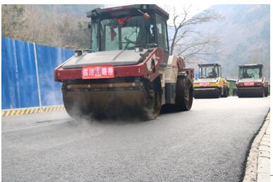 九寨溝景區(qū)項目瀝青路面試驗(yàn)段鋪筑成功