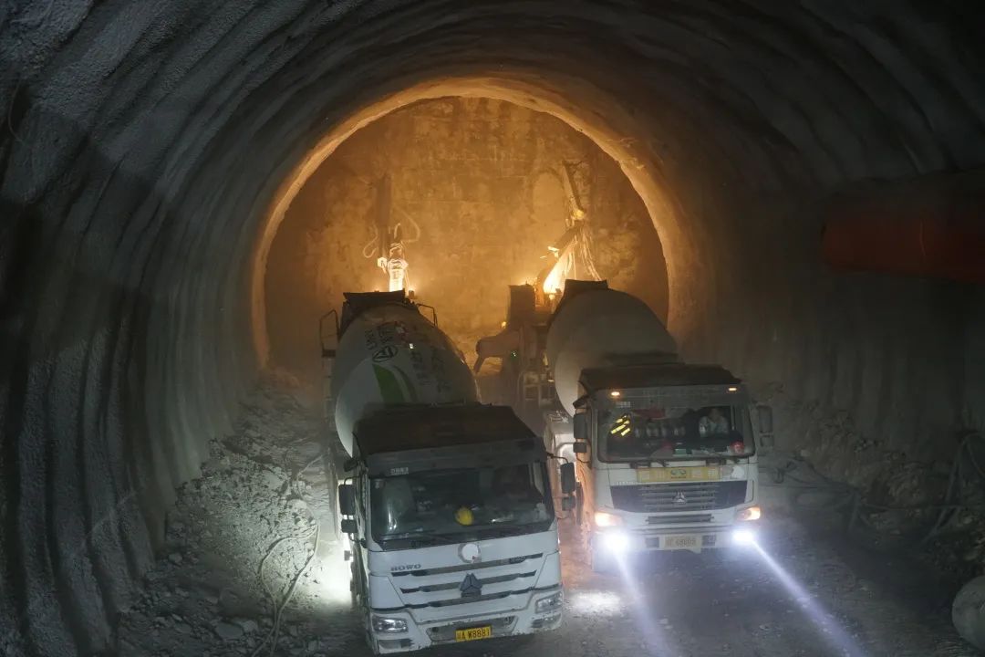 首次！寧攀高速ZCB1-7分部寧會(huì)隧道使用濕噴車雙機(jī)作業(yè)