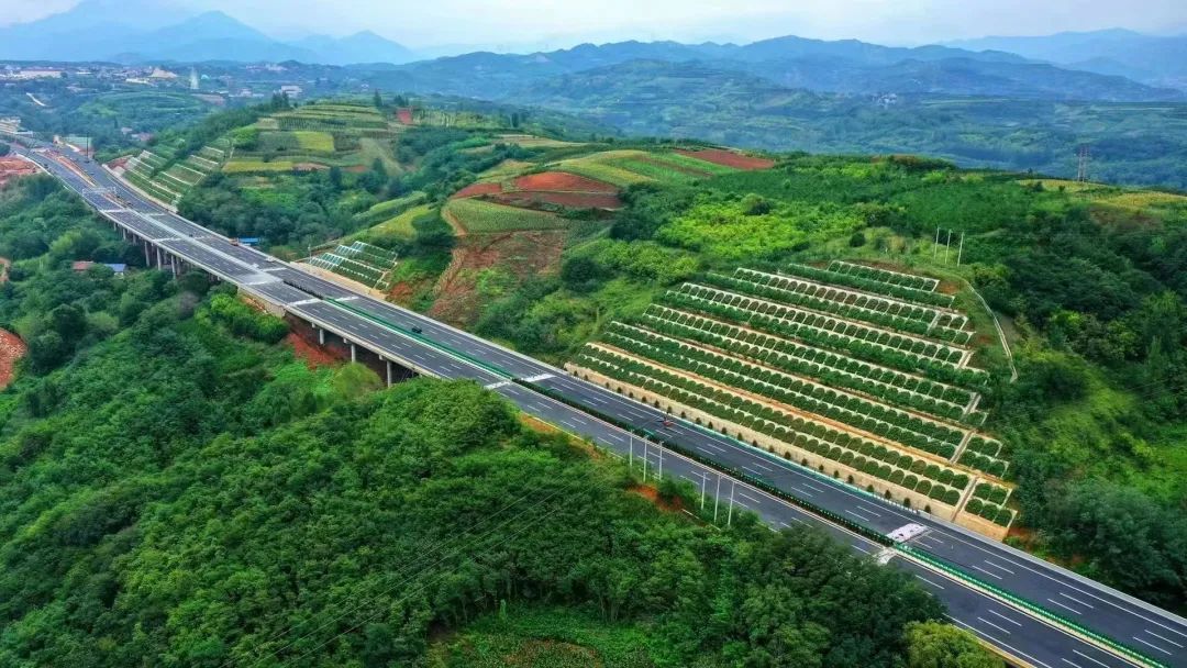 西安外環(huán)高速公路南段LJ-12合同段整體工程順利通過(guò)交驗(yàn)