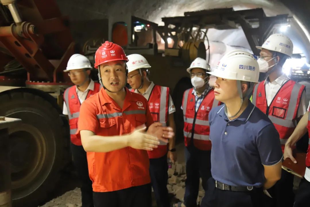 蜀道集團建設(shè)管理部副部長武洲到鎮(zhèn)廣高速B4、B5項目檢查指導(dǎo)工作