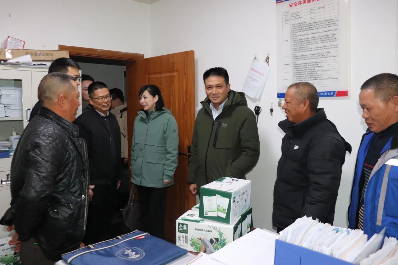 四川路橋黨委委員、董事、工會(huì)主席朱年紅赴川交公司項(xiàng)目一線開展“冬送溫暖”慰問活動(dòng)