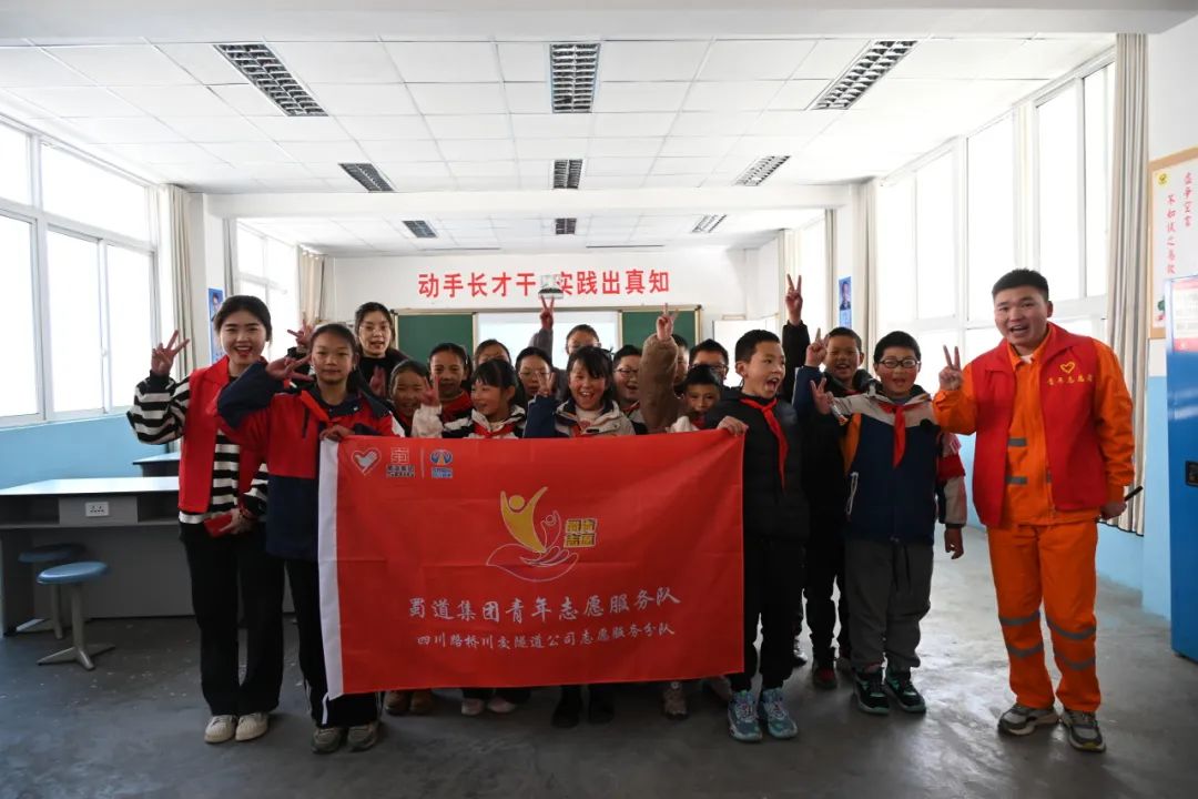 都四項目團支部開展“守護四姑娘山的格?；ā敝驹富顒? /></div>
					<div   id=