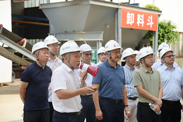 四川路橋總工程師盧偉赴川交公司自動上料機器人及智能輸送系統(tǒng)實驗現(xiàn)場指導工作