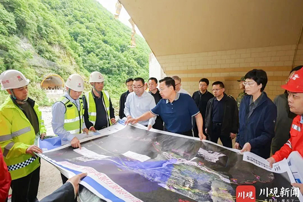 王曉暉施小琳現(xiàn)場指導康定姑咱“8·03”山洪泥石流災害救援處置工作時強調(diào)：想一切辦法盡一切努力，千方百計搜救失聯(lián)人員