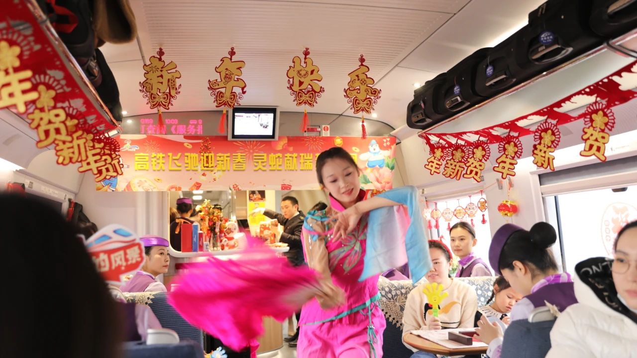 春運(yùn)路上 載著滿(mǎn)滿(mǎn)的幸福與快樂(lè)